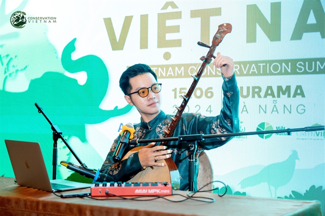 Nghệ sĩ Cao Bá Hưng trình diễn tiết mục mở màn Hội nghị Bảo tồn Việt Nam 2024.  Ảnh: Conservation Vietnam