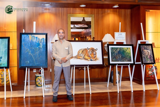 Hoạ sĩ Đào Văn Hoàng, người luôn dành tình yêu với thiên nhiên và các giống loài động vật hoang dã thông qua những bức tranh nghệ thuật. Ảnh: Conservation Vietnam