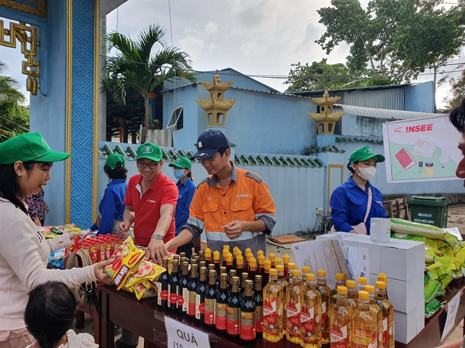 Hình 2 Nhà máy INSEE Hòn Chông tại huyện Kiên Lương, tỉnh Kiên Giang tổ chức chương trình Đổi rác nhận quà cho người dân tại địa phương