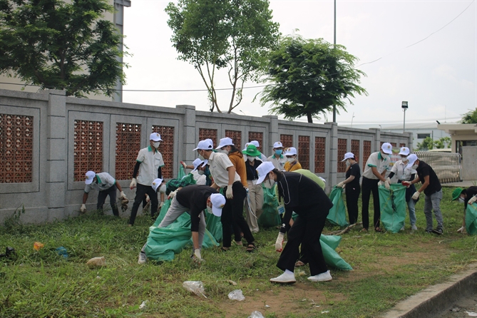 Hình 3 INSEE Ecocycle và các tình nguyện viên thu gom được 183kg rác thải qua hoạt động thu gom rác tại nhà máy khách hàng