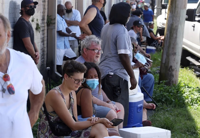 Người dân chờ đợi trong thời tiết nắng nóng để mua đá tại Duplantier Ice Service ở New Orleans, Louisiana vào ngày 1 tháng 9 năm 2021, khi hầu hết thành phố vẫn mất điện sau khi cơn bão Ida quét qua tiểu bang này. Leah Millis/Reuters