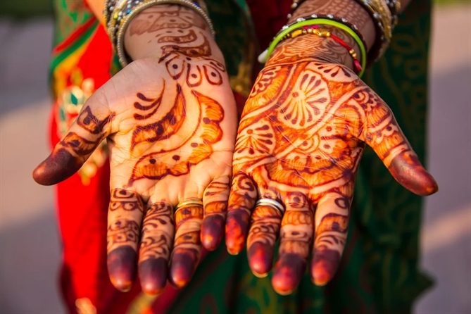 nghi lễ mehndi, một nghi lễ mà nghệ sĩ sẽ vẽ những họa tiết henna phức tạp lên tay cô dâu và khách mời.