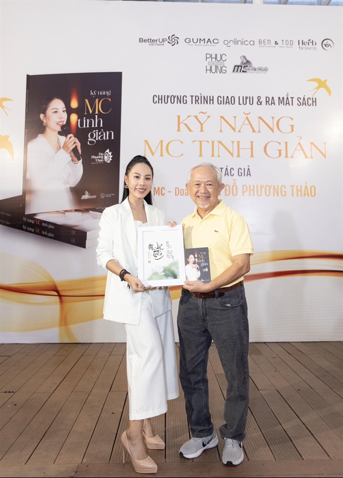 Giáo sư Phan Văn Trường chúc mừng tác giả trẻ với quyển sách có giá trị với cộng đồng 