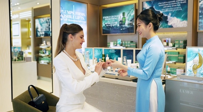 Khách hàng trải nghiệm mỹ phẩm chăm sóc da tại SASCO Duty Free.