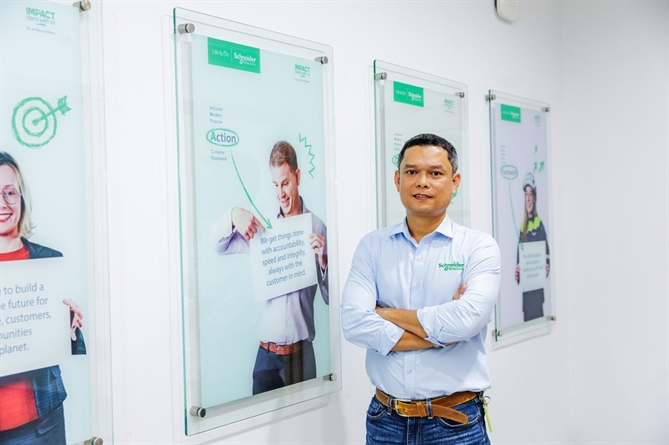 Ông Phạm Công Tấn chia sẻ ông cùng đội ngũ nhà máy  Schneider Electric Việt Nam đang hướng đến đạt mục tiêu trung hòa CO2 vào 2025.