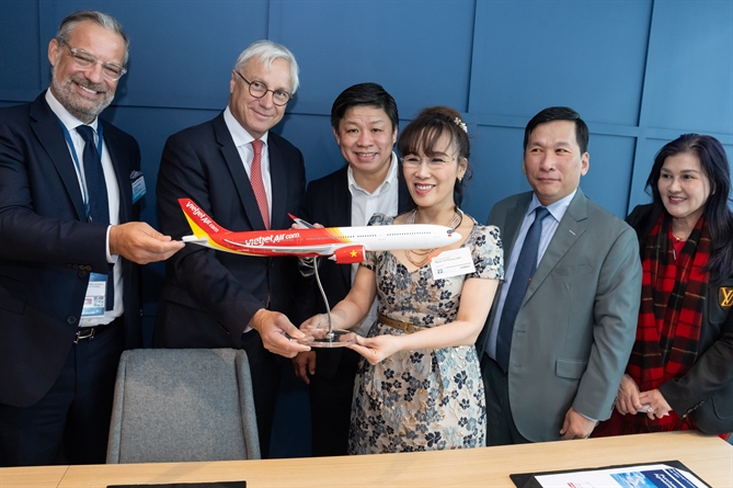 Vietjet va Airbus ky ket hop dong tri gia 7,4 ti USD tai Farnborough Airshow