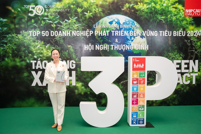 Bà Trần Phương Ngọc Thảo, Phó chủ tịch HĐQT kiêm Chủ tịch Ủy ban ESG PNJ đại diện doanh nghiệp nhận giải thưởng. Ảnh: Kế Châu.