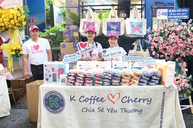 Bộ túi canvas độc đáo K Coffee ♥️ Cherry được in các bức tranh đầy sáng tạo của em bé Cherry 9 tuổi.