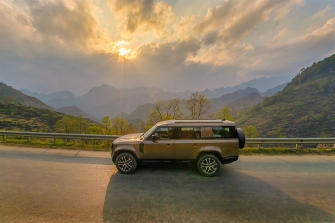 Gói lưu trú nhóm này bao gồm phòng ở chuẩn 5 sao, bữa trưa, trải nghiệm lái xe cùng Land Rover và phần quà chào mừng riêng.