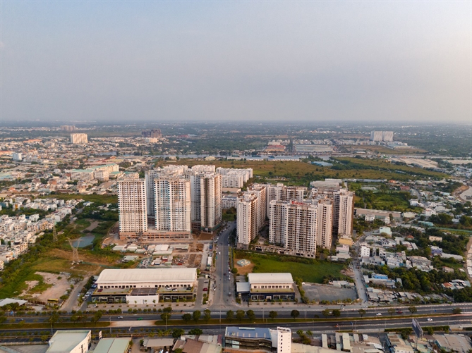 Akari City tọa lạc mặt tiền đại lộ xuyên tâm Võ Văn Kiệt, cư dân chỉ mất từ 20 phút di chuyển vào quận 1.