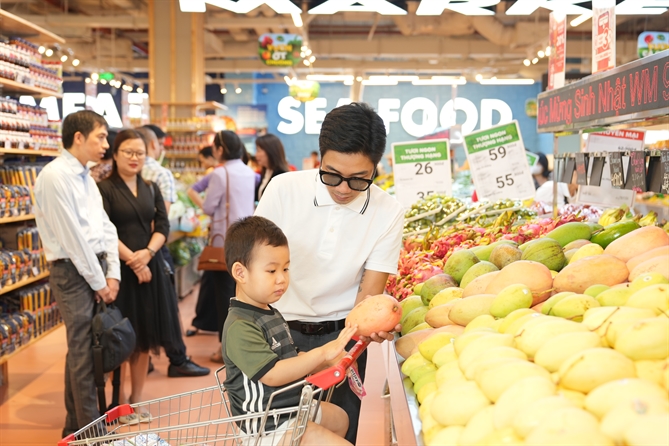 Khách hàng mua sắm tại siêu thị WinMart.