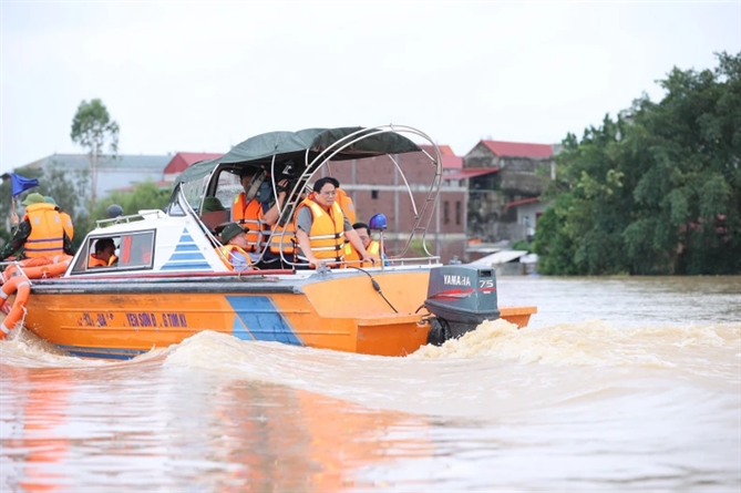 Thủ tướng Phạm Minh Chính đi ca-nô trên sông Cầu thị sát tình hình lũ lụt trên địa bàn xã Tiên Sơn và Vân Hà thuộc huyện Việt Yên (Bắc Ninh).