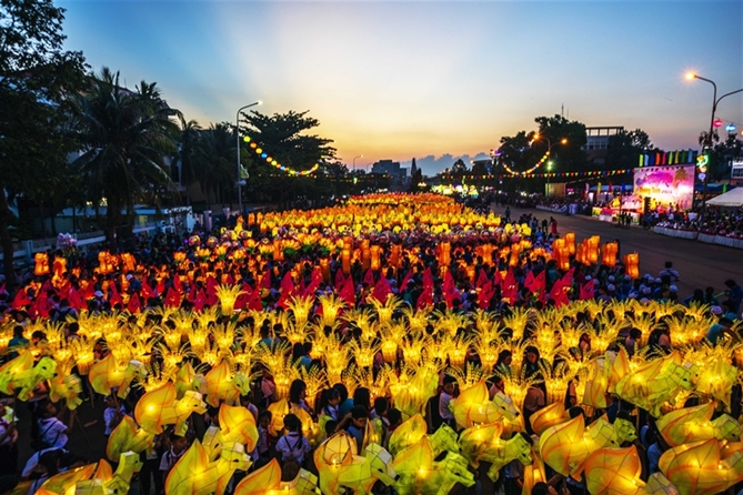 Lễ hội lồng đèn tại TP. Phan Thiết (Bình Thuận). Ảnh: TL