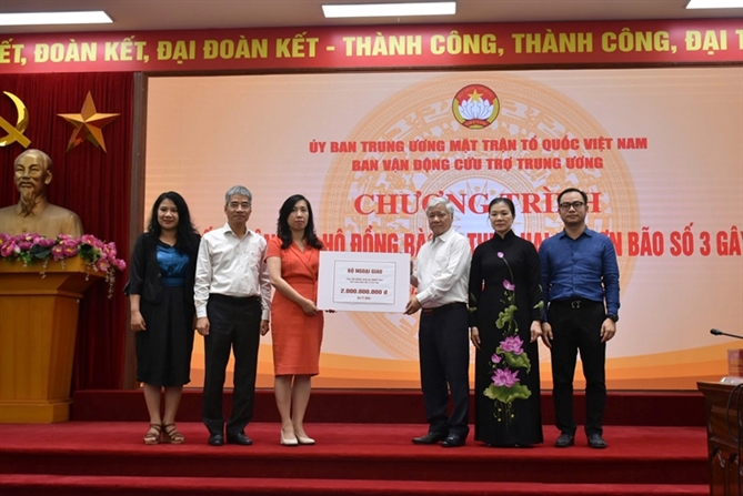 Thay mặt cán bộ, công chức, viên chức Bộ Ngoại giao, Thứ trưởng Bộ Ngoại giao Lê Thị Thu Hằng trao 2 tỷ đồng ủng hộ đồng bào chịu ảnh hưởng của bão lụt. (Ảnh: Ủy ban Nhà nước về người Việt Nam ở nước ngoài)