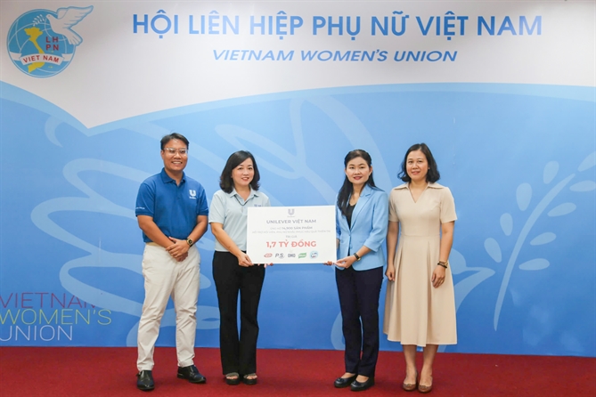 Bà Lê Thị Hồng Nhi - Phó Tổng giám đốc Truyền thông & Đối ngoại của Unilever Việt Nam cùng Bà Tôn Ngọc Hạnh - Phó Chủ tịch Hội Liên hiệp Phụ nữ Việt Nam