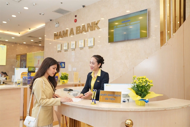 Khách hàng giao dịch tại Nam A Bank