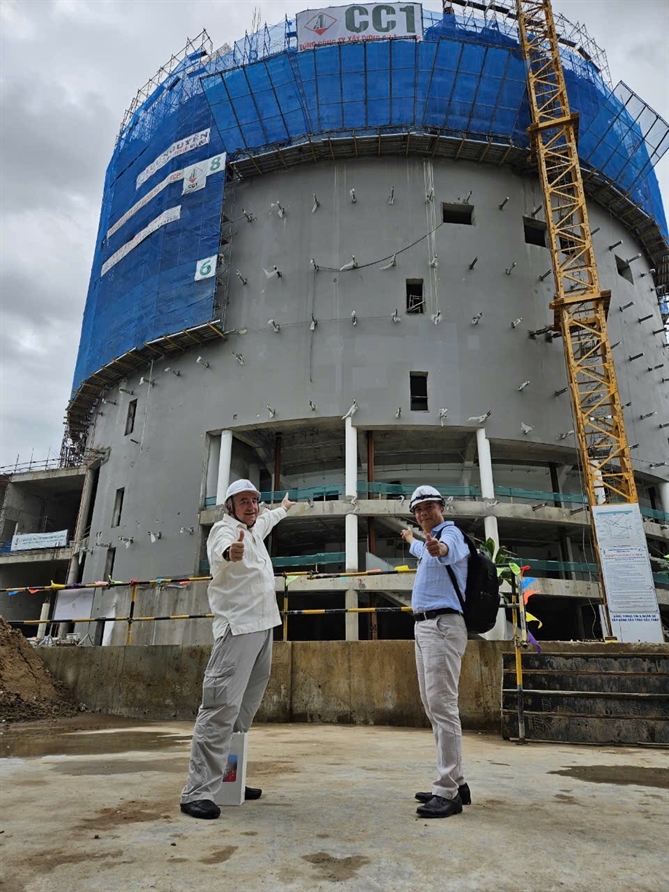 Architect Pham Minh Nhut and Mr. Carlos Garcia - stage technology expert, who was invited by Architect Nhut to Vietnam to consult on design and construction of the stage of the Phu Tho Circus and Multi-purpose Performance Theater.