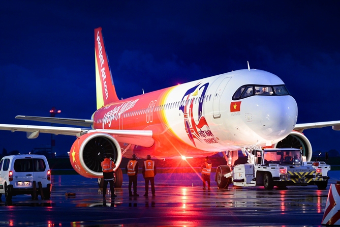  tàu bay A321 mới mang hình ảnh biểu tượng 50 năm quan hệ ngoại giao Việt Nam – Pháp. Ảnh: Benjamin Barbe