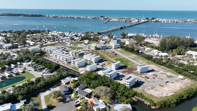 những ngôi nhà tại Hunters Point ở Cortez, Florida, vào tháng 4 năm 2024. Được coi là khu phát triển nhà ở gia đình đơn lẻ 