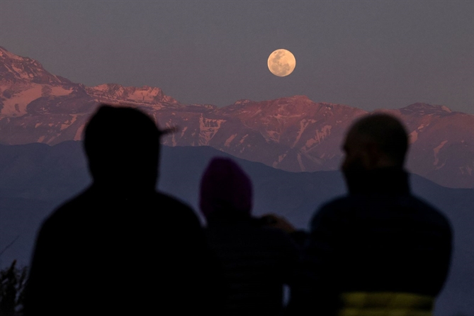 Mặt trăng được nhìn thấy ở dãy núi Andes ở Santiago, Chile, vào thứ tư. Ivan Alvarado/Reuters