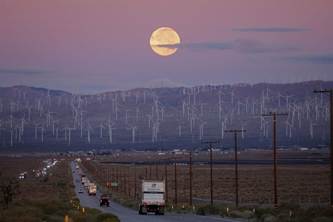 Mặt trăng lặn ở Mojave, California vào hôm ngày 17/10. Ảnh: Getty