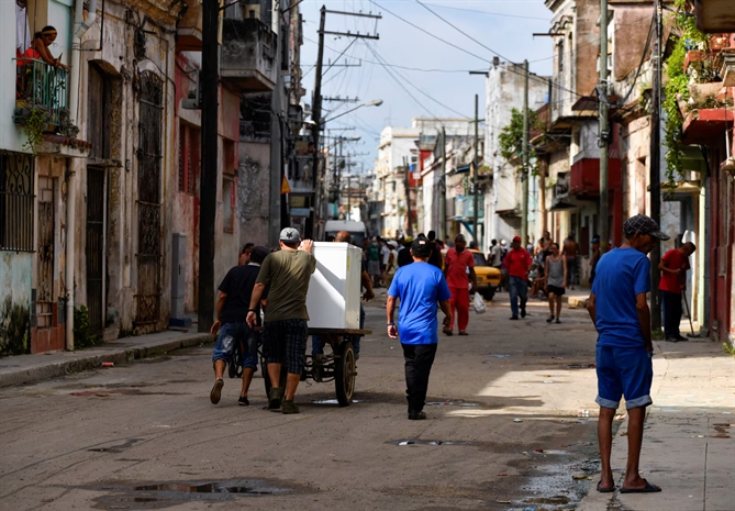 Người dân vận chuyển một món đồ dọc theo đường phố khi Cuba phải chịu thất bại lớn thứ ba trong việc khôi phục điện cho hòn đảo, với hàng triệu người vẫn chưa có điện, tại Havana, Cuba, ngày 20 tháng 10