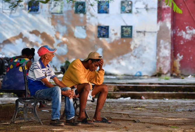 Người dân ngồi bên ngoài khi Cuba phải chịu thất bại lớn thứ ba trong việc khôi phục điện cho hòn đảo, với hàng triệu người vẫn chưa có điện, tại Havana, Cuba, ngày 20 tháng 10.