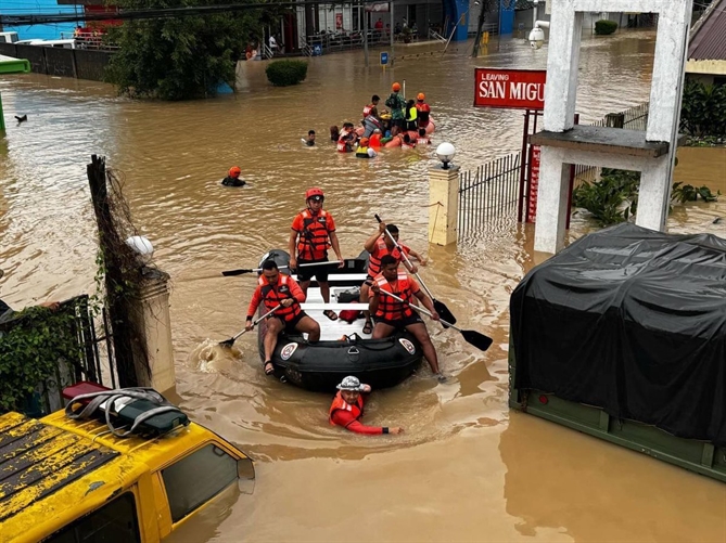 Lực lượng bảo vệ bờ biển Philippines sơ tán người dân sau khi nước lũ dâng cao do mưa lớn do Bão nhiệt đới Trami gây ra ở Camarines Sur, Philippines ngày 24 tháng 10 năm 2024. Bảo vệ bờ biển Philippines/