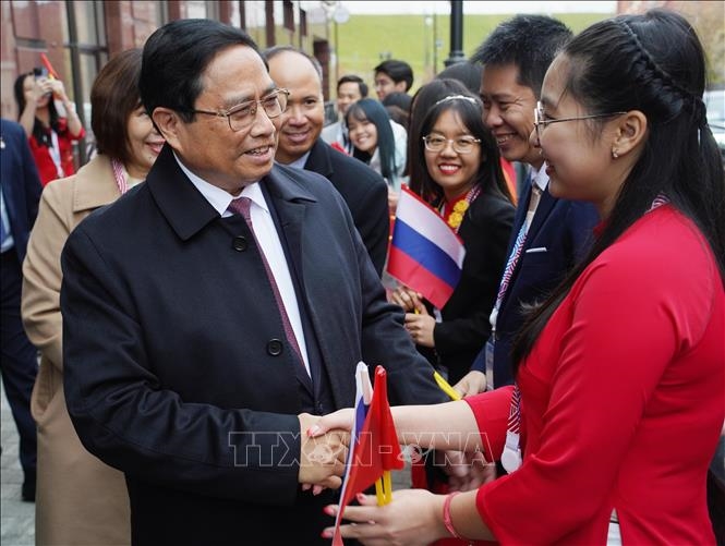 Thủ tướng Phạm Minh Chính thăm hỏi du học sinh Việt Nam tại Kazan. 