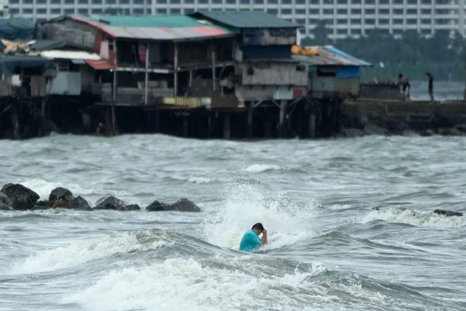 Một người dân bơi mặc cho sóng lớn do Bão nhiệt đới Trami gây ra ở Manila, Philippines, vào ngày 23 tháng 10 năm 2024. Aaron Favila/AP