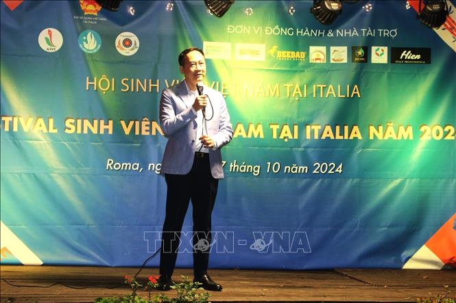 Đại sứ Việt Nam tại Italy Dương Hải Hưng phát biểu tại Festival sinh viên Việt Nam tại Italia 2024. Ảnh: Thanh Hải