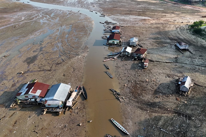 những ngôi nhà nổi trên một con sông khô cạn ở Igarape trong mùa hạn hán, tại Tefe, bang Amazonas, Brazil, ngày 20 tháng 8. REUTER/Bruno Kelly