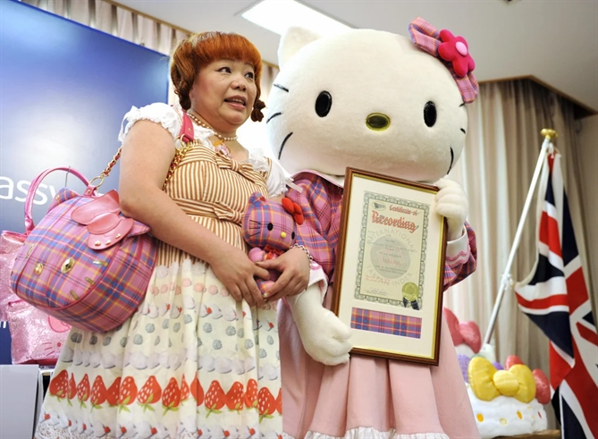 Nhà thiết kế chính thức thứ ba của Hello Kitty, Yuko Yamaguchi (trái)