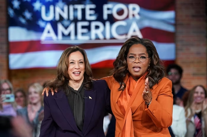 Người dẫn chương trình Oprah Winfrey phỏng vấn Phó Tổng thống Kamala Harris trước khán giả trực tiếp tại một sự kiện vận động tranh cử ở Detroit. Ảnh: FT.