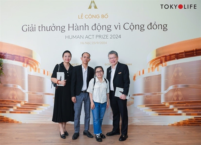 Anh Lê Quốc Vinh (ngoài cùng bên phải) cùng hai bạn “thiên thần” cùng tham dự họp báo Human Act Prize 2024 và ra mắt sách “Dấu ấn tiên phong”.