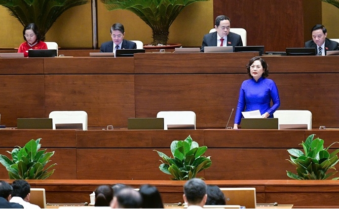 Thống đốc Ngân hàng Nhà nước Việt Nam Nguyễn Thị Hồng trả lời câu hỏi của đại biểu. Ảnh: Baochinhphu. 