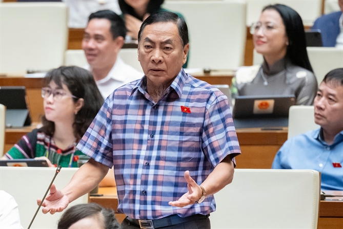 Đại biểu Quốc hội Phạm Văn Hòa chất vấn Thống đốc Nguyễn Thị Hồng. Ảnh: VGP/LS