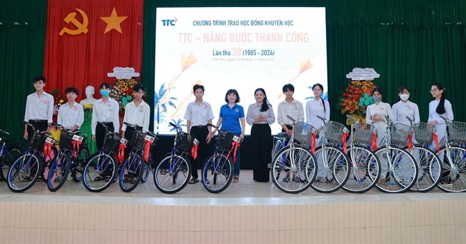 Chương trình trao học bổng “TTC - Nâng bước Thành Công” được thực hiện liên tục từ năm 1985 đến nay xuất phát từ tâm huyết của hai nhà sáng lập Tập đoàn, đặc biệt là bà Huỳnh Bích Ngọc - một người con của quê hương Bến Tre.