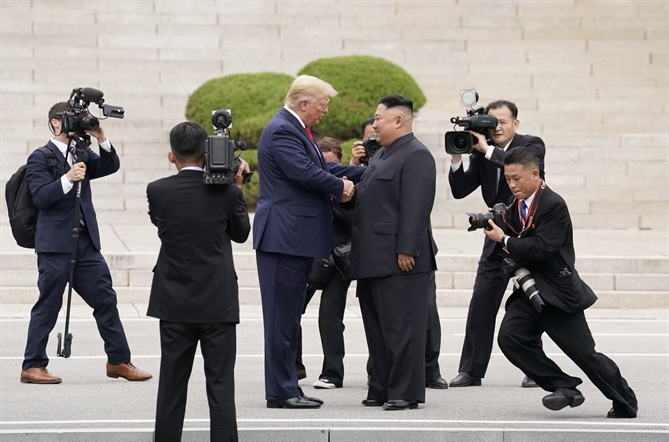 Tổng thống Donald Trump gặp lãnh đạo Triều Tiên Kim Jong Un tại khu vực phi quân sự phân ở Panmunjom, vào ngày 30/6/2019. Đây là lần đầu tiên Tổng thống Mỹ bước chân vào lãnh thổ Triều Tiên, mang tính biểu tượng lớn trong quan hệ Mỹ - Triều.