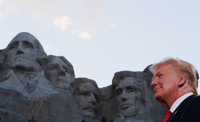 Vào ngày 3/7/2020, Tổng thống Donald Trump đứng trước Núi Rushmore khi ông và Đệ nhất phu nhân Melania Trump tham dự lễ kỷ niệm Ngày Độc lập của Mỹ với màn bắn pháo hoa tại Núi Rushmore ở Keystone, South Dakota. Núi Rushmore, nơi có bức tượng khắc hình ảnh của bốn Tổng thống nổi tiếng của Mỹ: George Washington, Thomas Jefferson, Theodore Roosevelt, và Abraham Lincoln. Tổng thống Trump đã sử dụng dịp lễ này để nhấn mạnh thông điệp về 