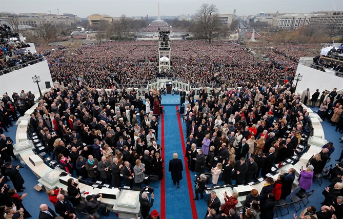 Tổng thống đắc cử Donald Trump đến tham dự lễ nhậm chức, tuyên thệ nhậm chức là Tổng thống thứ 45 của Hoa Kỳ, tại phía Tây của Tòa nhà Quốc hội Mỹ ở Washington, vào ngày 20 tháng 1 năm 2017.