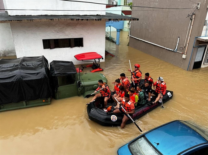 Philippines thường xuyên bị tấn công bởi nhiều cơn bão mỗi năm, nhưng tốc độ liên tiếp của các cơn bão trong tháng qua đã làm phức tạp thêm công tác phục hồi, và hàng nghìn người dân vẫn đang phải trú trong các trại tị nạn. Ảnh: Reuters