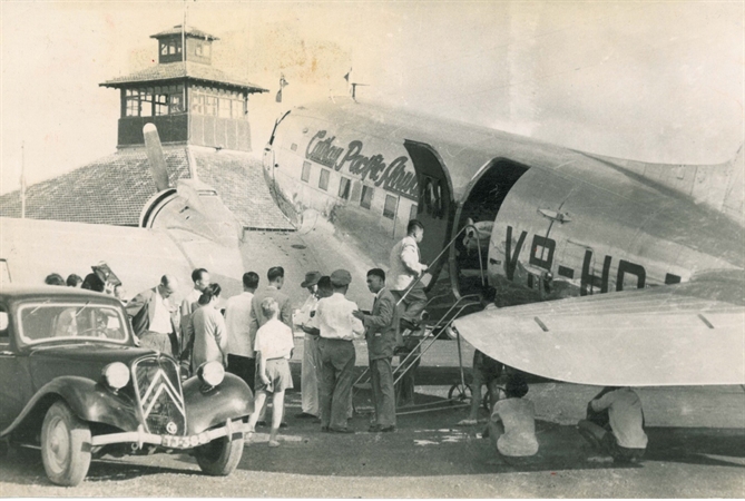 Chuyến bay đầu tiên của Cathay Pacific đến Hải Phòng năm 1949. Ảnh: Swire Archives.