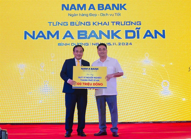 Đại diện Nam A Bank trao tặng Quỹ vì người nghèo Tp.Dĩ An