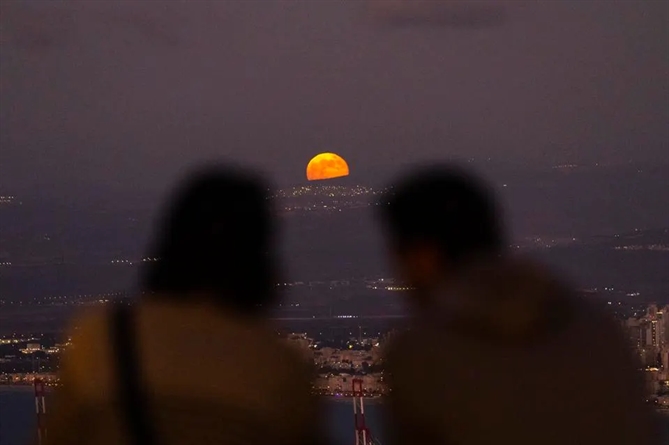 Siêu trăng mọc gần biên giới giữa Israel và Lebanon khi nhìn từ vịnh Haifa, phía bắc Israel