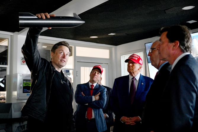 Elon Musk dẫn Tổng thống đắc cử Donald Trump và các nhà lập pháp tham quan phòng điều khiển trước khi phóng chuyến bay thử nghiệm thứ sáu của tên lửa SpaceX Starship, tại Brownsville, Texas, ngày 19 tháng 11, 2024.