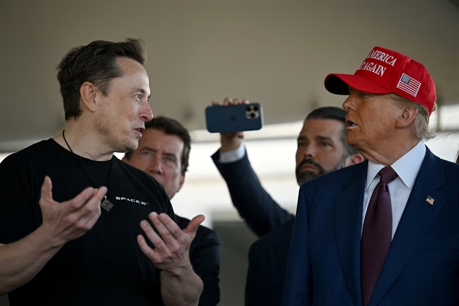 Elon Musk trò chuyện với Donald Trump trong buổi xem phóng chuyến bay thử nghiệm thứ sáu của tên lửa SpaceX Starship, tại Brownsville, Texas, vào ngày 19 tháng 11.