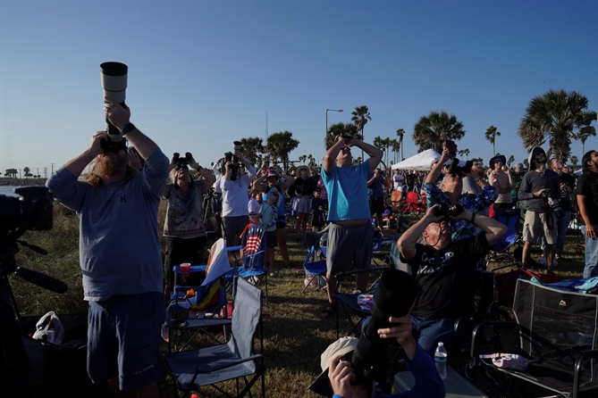 Mọi người theo dõi tên lửa Starship của SpaceX sau khi phóng tại South Padre Island gần Brownsville, Texas, vào ngày 19 tháng 11.