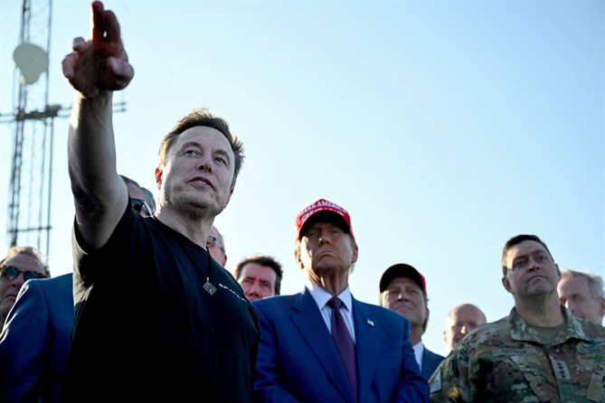 Elon Musk trò chuyện với Donald Trump và các khách mời trong buổi xem phóng chuyến bay thử nghiệm thứ sáu của tên lửa SpaceX Starship, tại Brownsville, Texas, vào ngày 19 tháng 11.