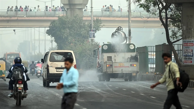 Một chiếc xe tải phun nước để làm lắng các hạt bụi ở New Delhi vào ngày 19 tháng 11 năm 2024.